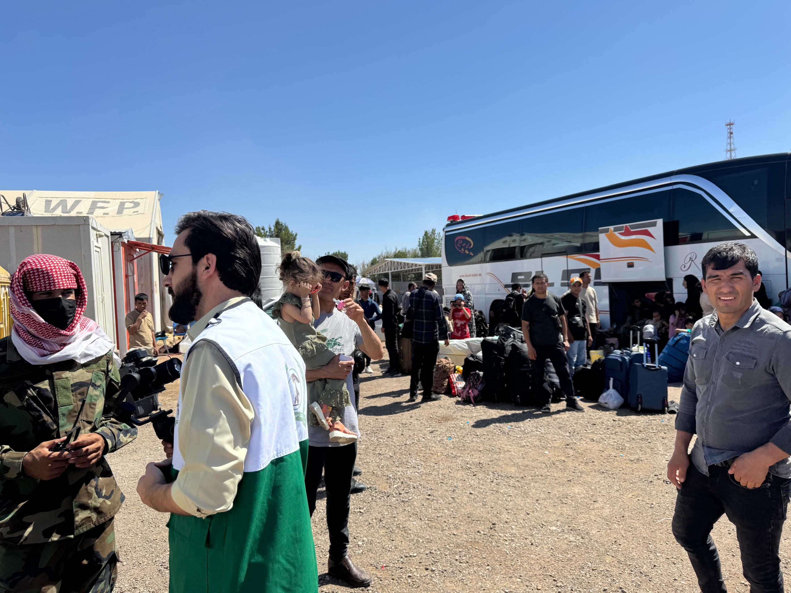 برگشت مهاجرین از ایران و کمک نقدی بنیاد خیریه صدیقی